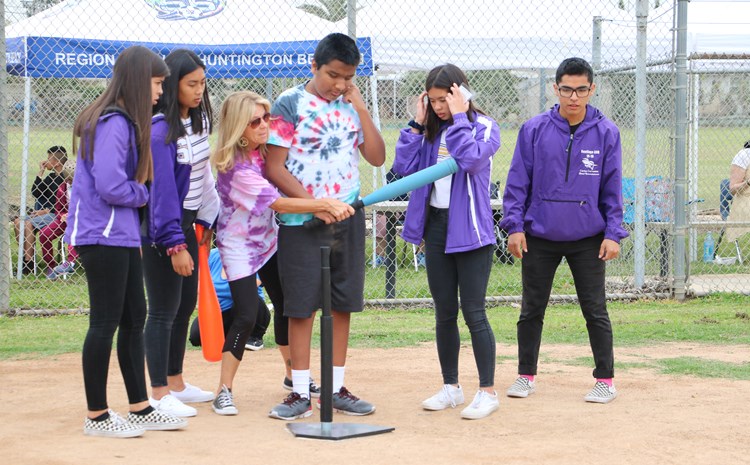 Santiago Helpers Support Mark Twain in Softball Fun - article thumnail image